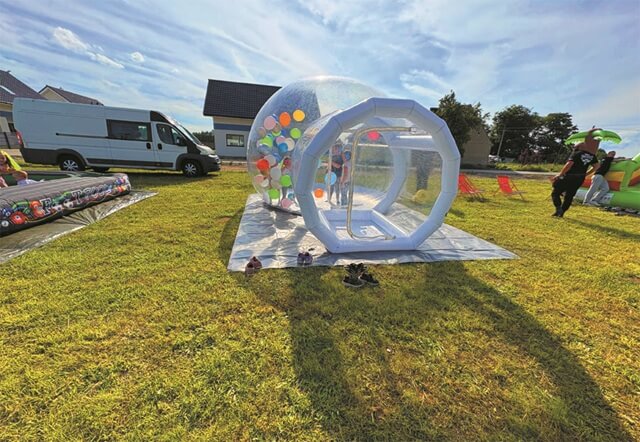 Igloo z wirującymi balonami